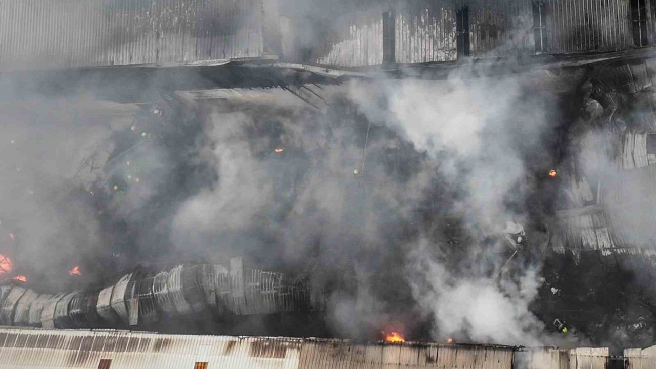 Mersin’deki plastik ham madde deposunda çıkan yangın kontrol altına alındı
