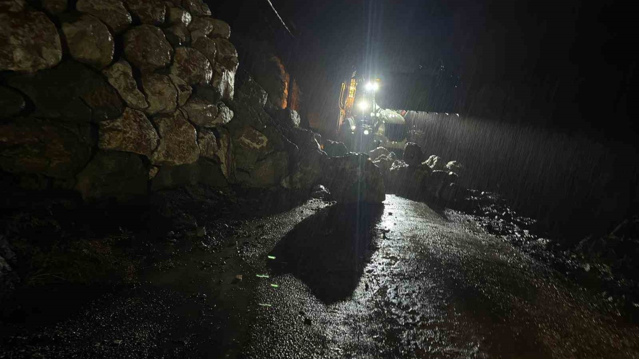 Kemer’de yağış nedeniyle istinat duvarı çöktü
