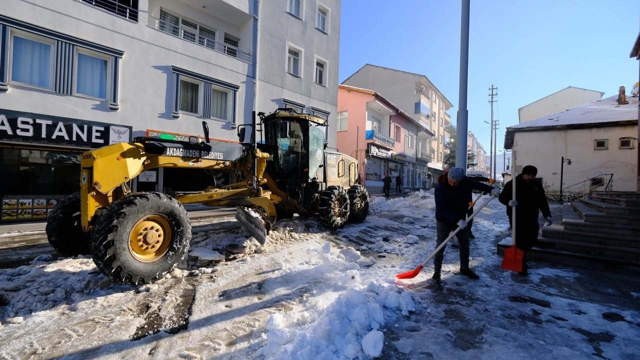 Akdağmadeni Belediyesi ekipleri yoğun kar mesaisinde
