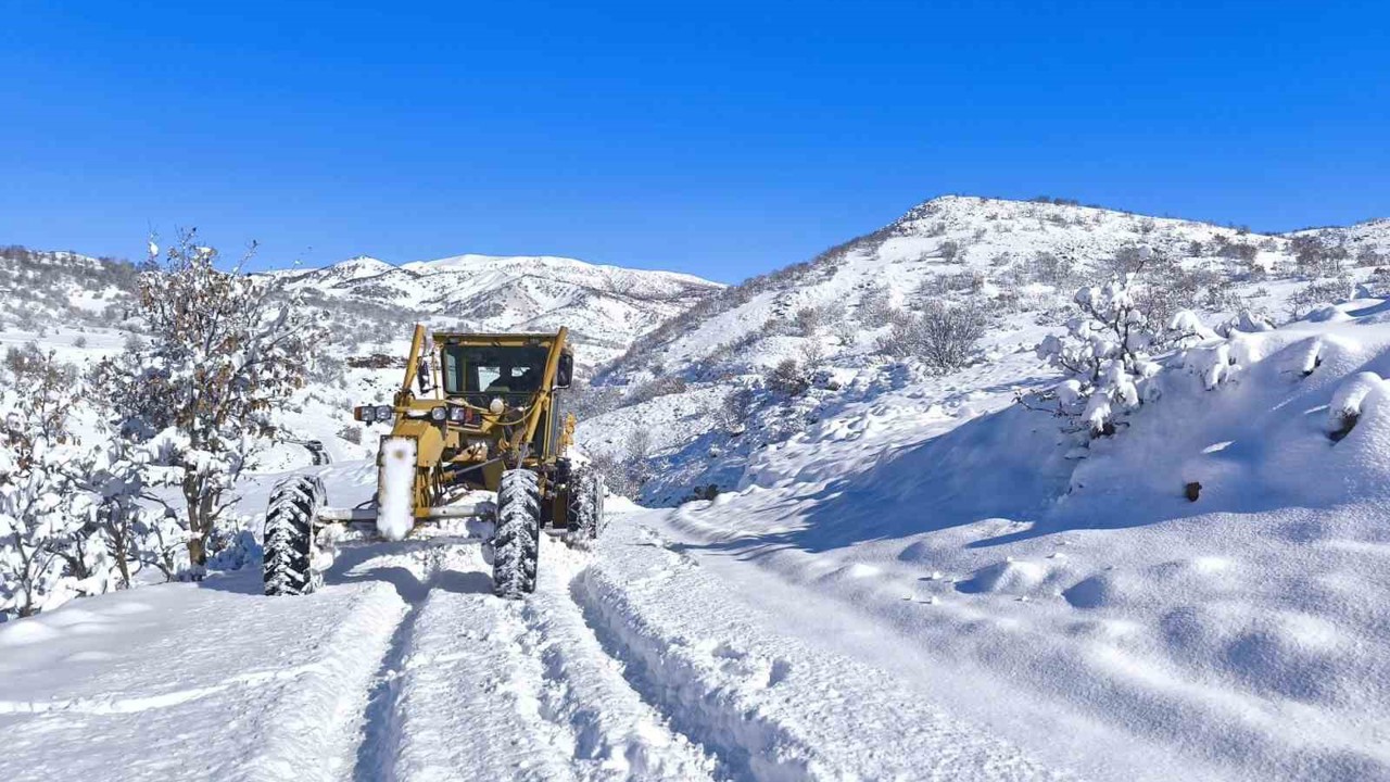 Bingöl’de 192 köy yolunda çalışmalar sürüyor
