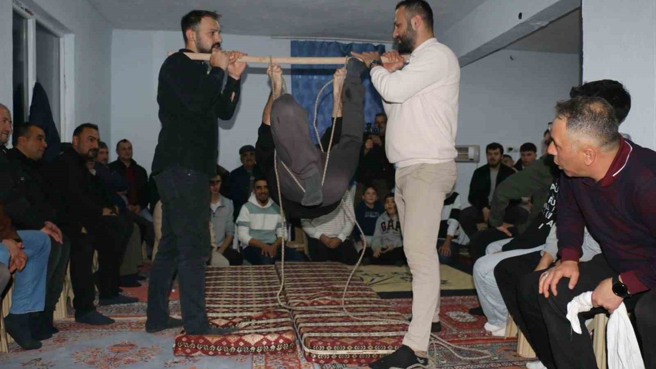 Onlarca köylü bir araya geldi, geleneksel orta oyunları kahkahaya boğdu
