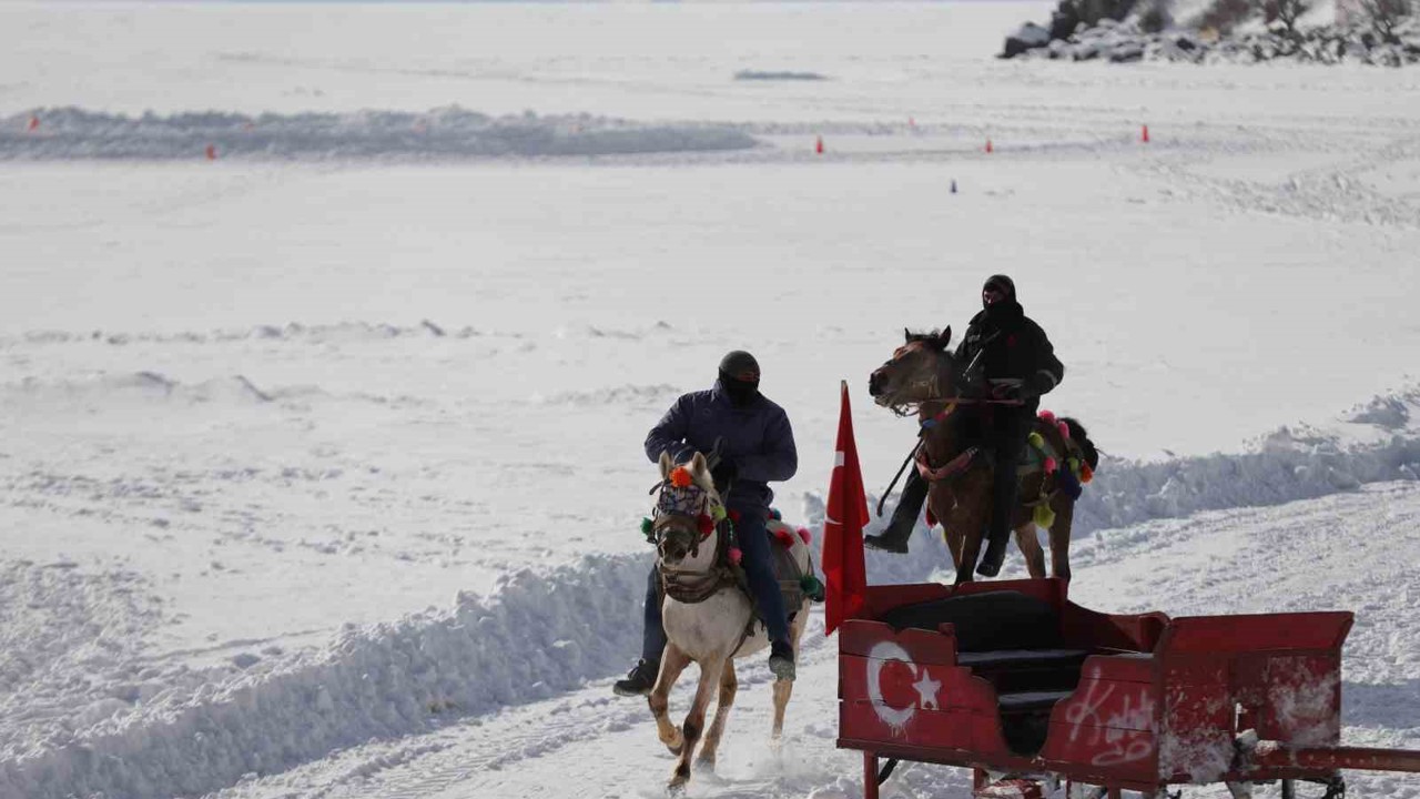 Yüzeyi buz tutan Çıldır Gölü misafirlerini ağırlamaya başladı
