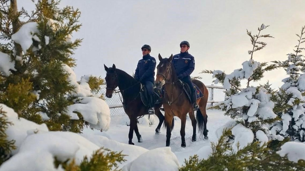 Atlı jandarmadan kış nöbeti: Zorlu hava şartlarında güvenlik devam ediyor
