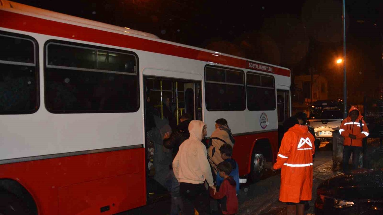 Tarsus’ta sağanak yağış sonrası selden etkilenen işçiler tahliye edildi
