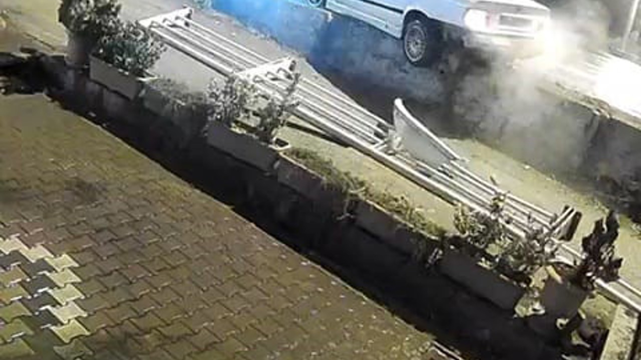 Kaza yapınca aracını bırakıp gitti, o anlar kameraya yansıdı
