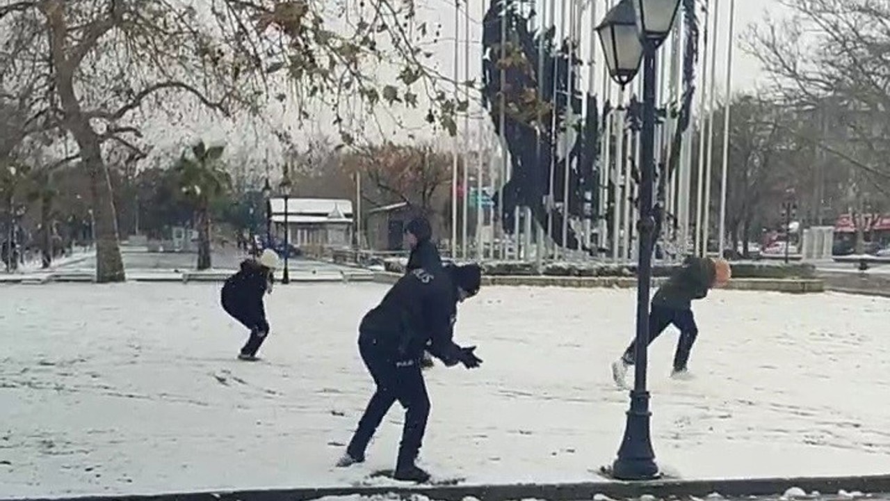 Polis ve çocuklardan kartopu keyfi
