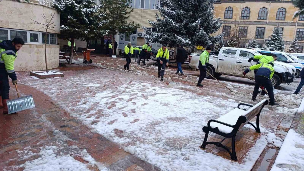 Sorgun Belediyesi ekipleri karla mücadele için sahada
