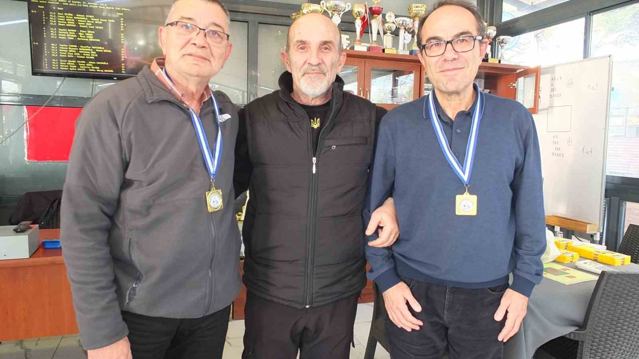 Burhaniye’ de briç turnuvaları devam ediyor
