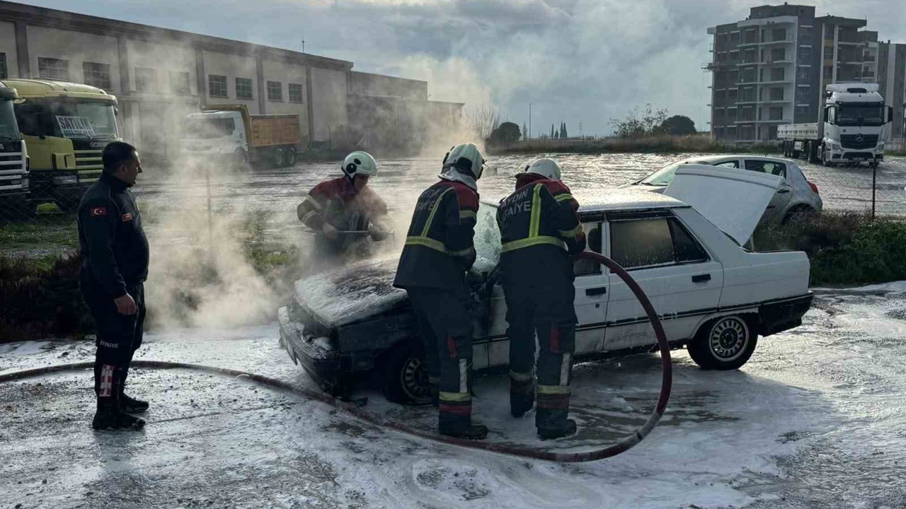 Söke’de otomobil alevlere teslim oldu
