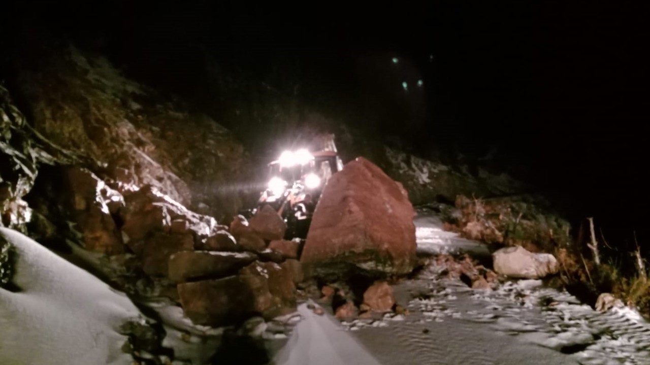 Alanya’da heyelan nedeniyle kapanan yolları açma çalışmaları sürüyor
