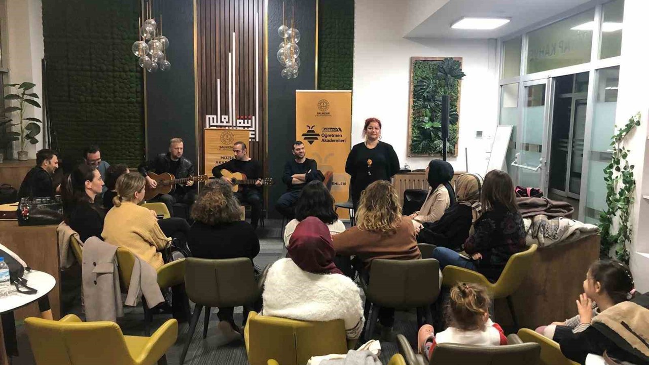 Balıkesirli öğretmenler hem çaldı, hem söyledi
