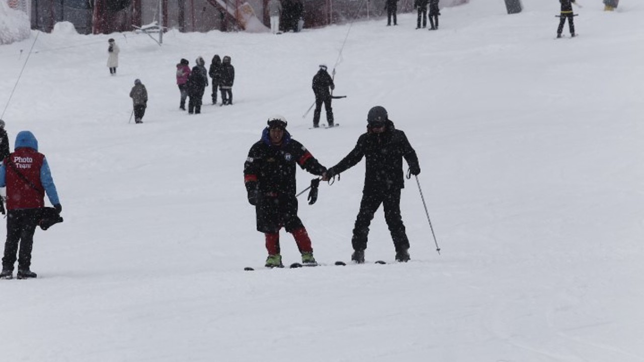Uludağ’da kar kalınlığı 76 santimetreye ulaştı, pistler doldu taştı
