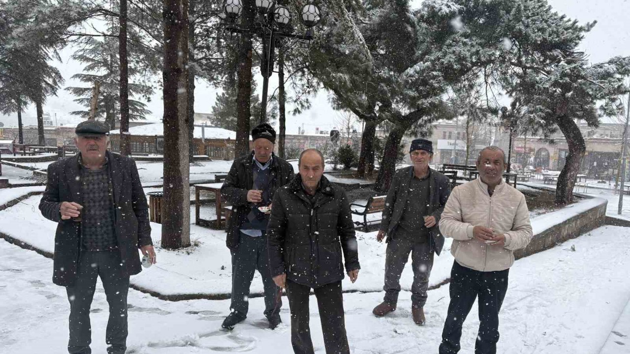 Aksaray’ın Güzelyurt ilçesinde kar yağışı etkisini sürdürüyor
