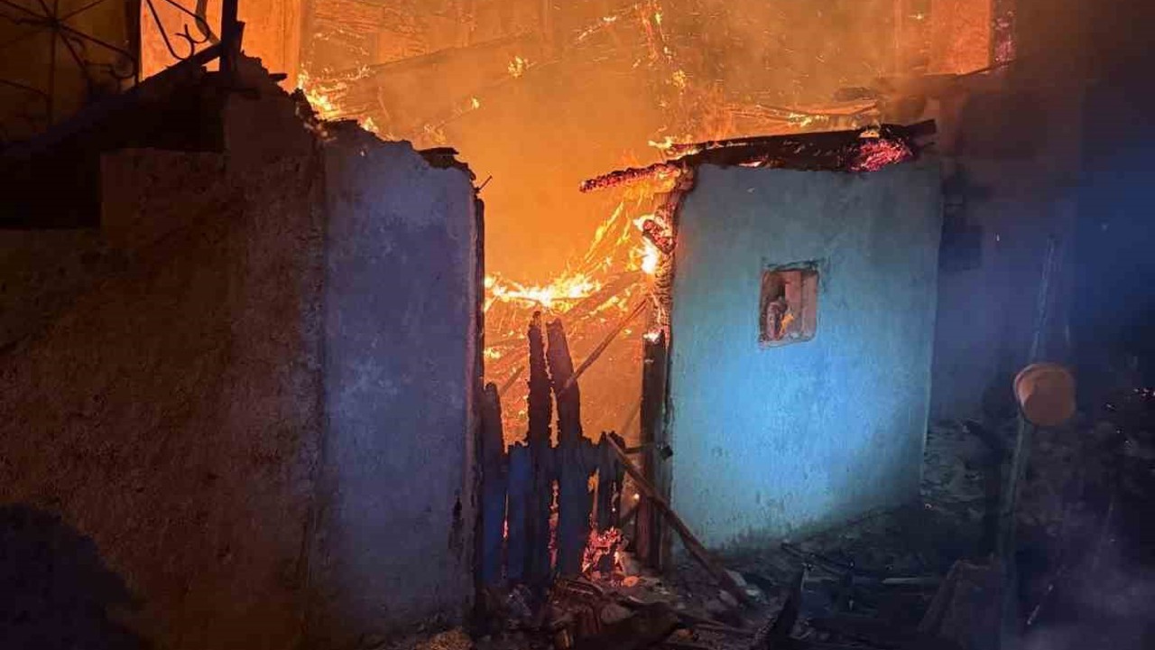 Gece yarısı çıkan yangında 1 ev kullanılamaz hale geldi
