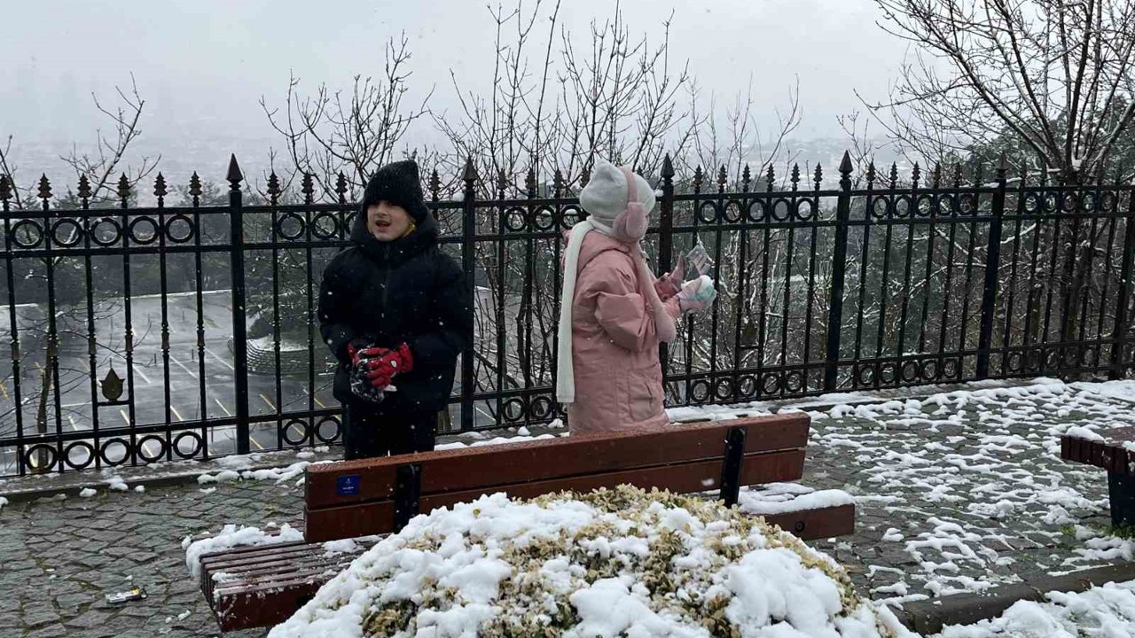 Beyaza bürünen Çamlıca’da kar topu savaşı görenleri gülümsetti
