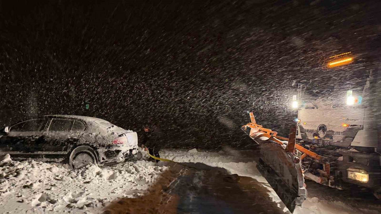 Başkale’de yoldan çıkan otomobil kara saplandı
