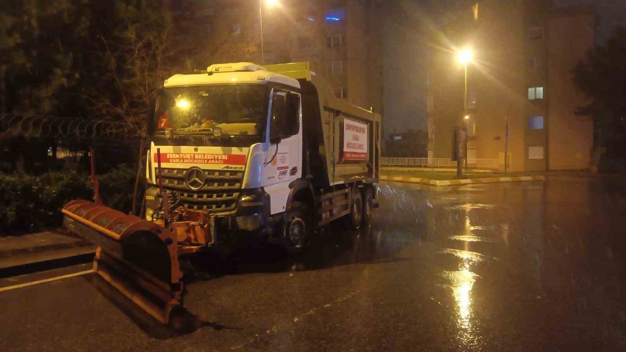 Esenyurt Belediyesi olumsuz hava şartlarına karşı 24 saat görev başında
