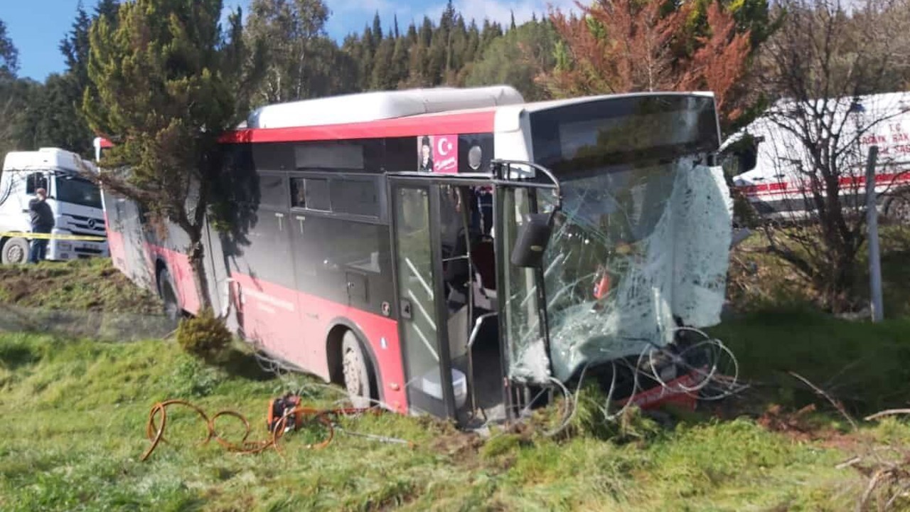 İzmir’de belediye otobüsü ile panelvan çarpıştı: 1 ölü, 8 yaralı
