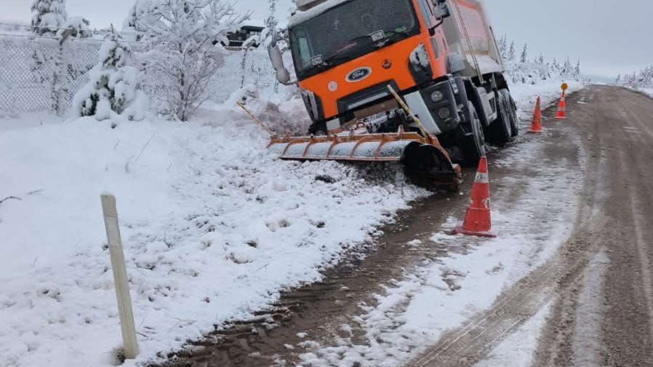 Eskişehir’de kar küreme aracı yoldan çıktı
