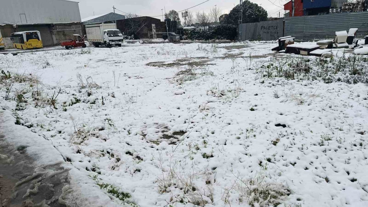 Sultangazi’de kar yağışında çocuklar sokaklara çıktı
