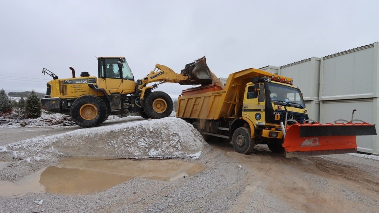 Kütahya’da karla mücadele çalışmaları aralıksız sürüyor
