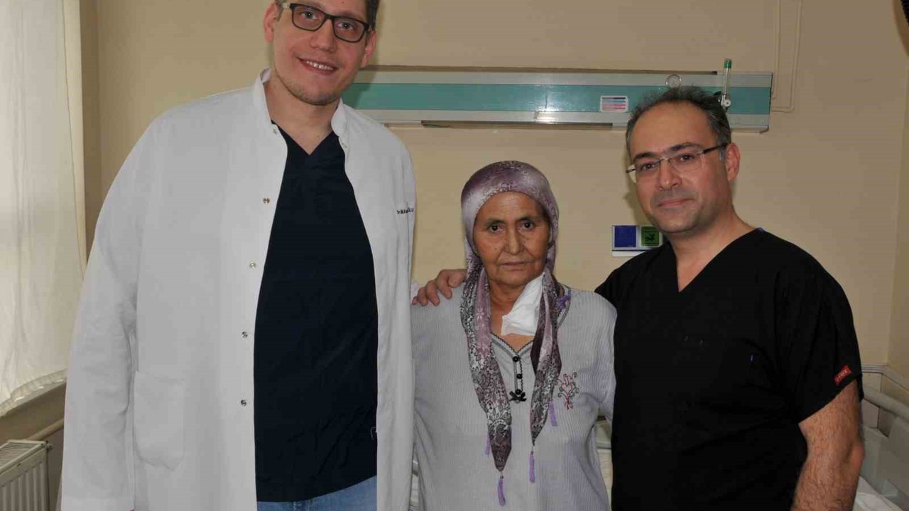 Yemek borusu kanseri olan hastaya cerrahi operasyonla yeni yemek borusu yapıldı
