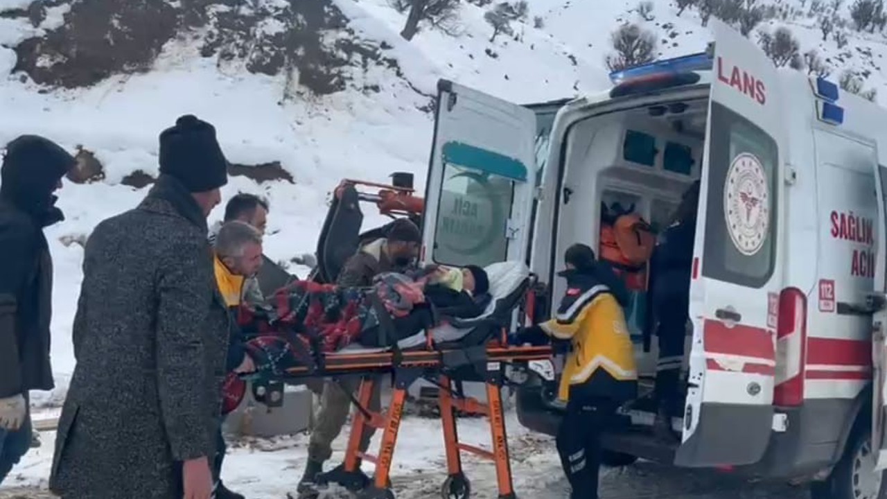 Karla kaplı mezrada hastaya ulaşmak için zamanla yarıştılar
