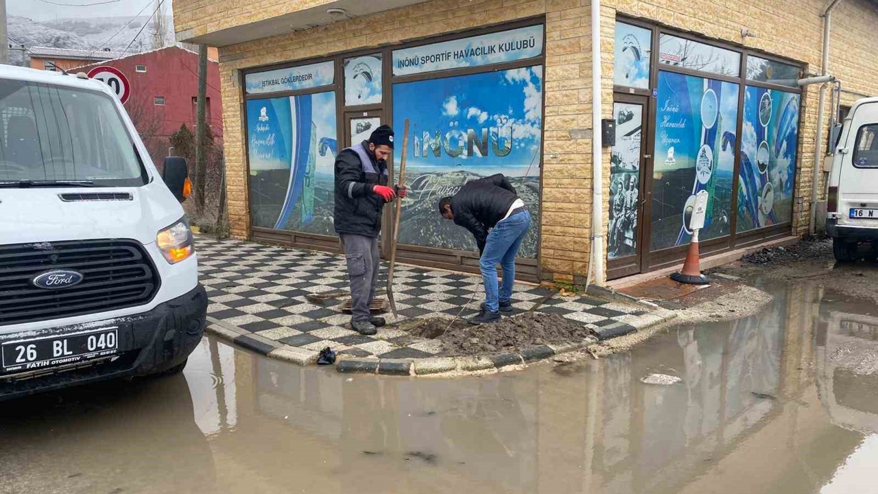 Tıkalı yağmur suyu giderleri açılıyor
