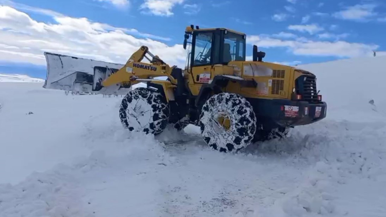 Cenaze aracı yolda kaldı, iş makineleri kapanan yolu açtı
