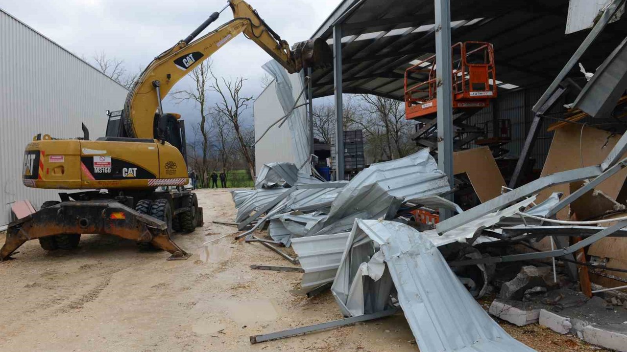 Nilüfer’de 3 yıkım birden
