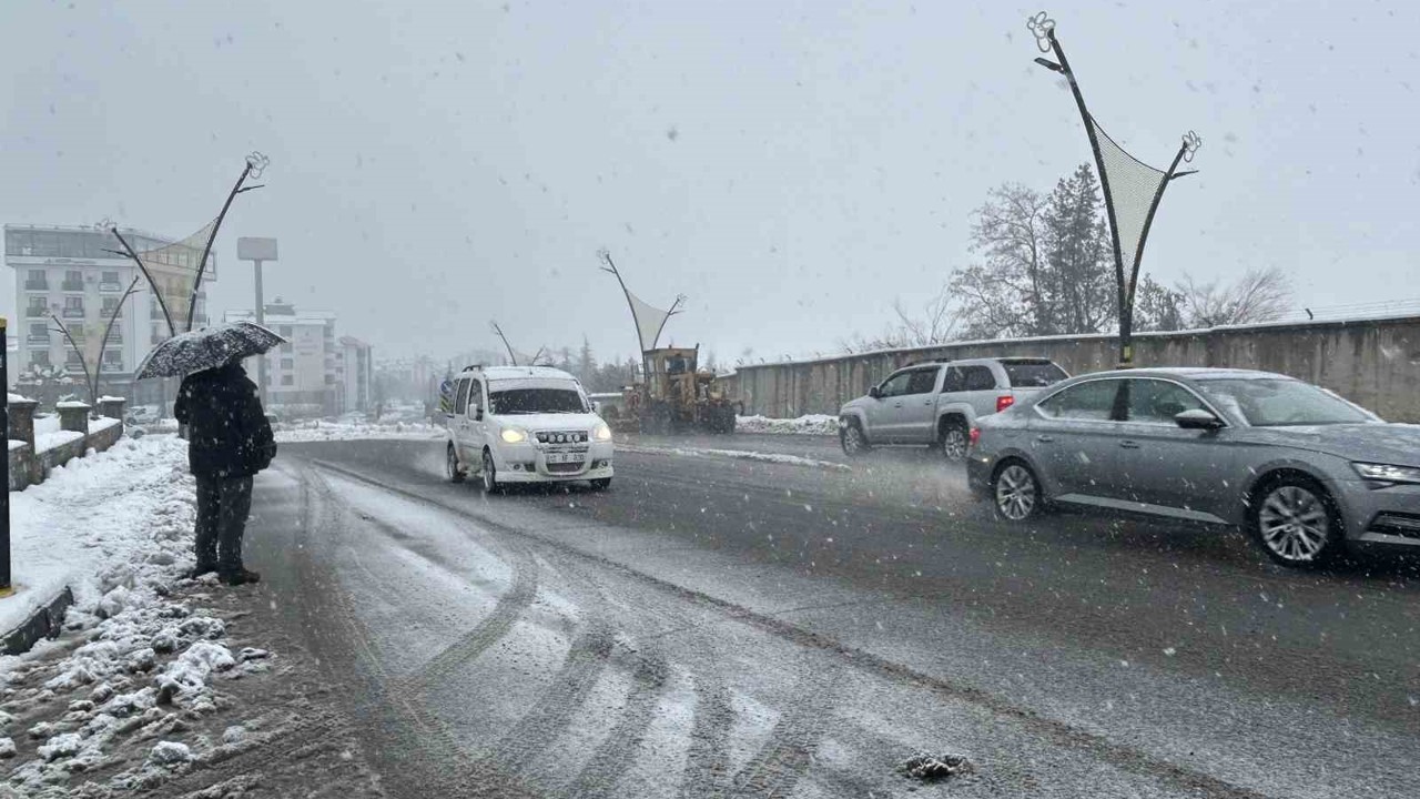 Meteoroloji uyarmıştı: Bingöl’de kar etkisini sürdürüyor
