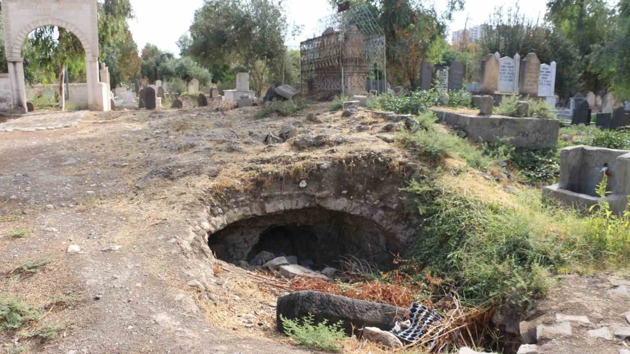 Cizre’de definecilerin hedefindeki tarihi medreseye restorasyon talebi
