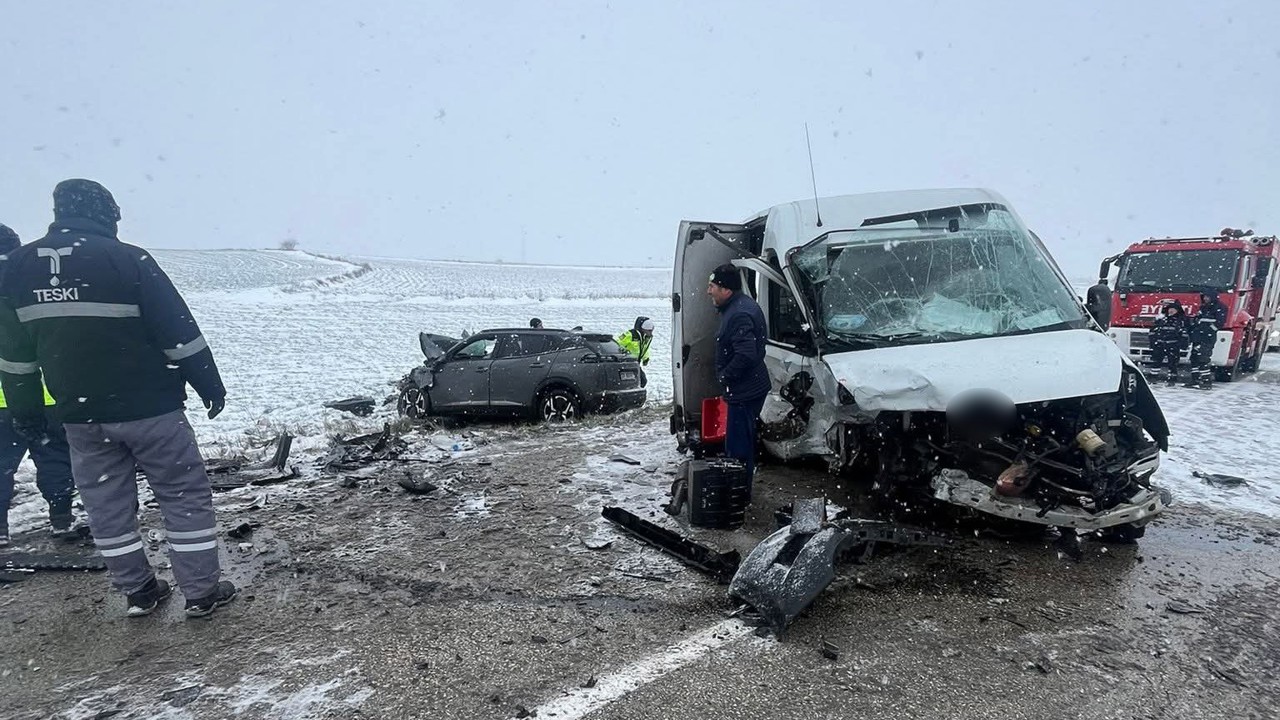 Tekirdağ’da otomobille kamyonet çarpıştı: 1 ölü, 3 yaralı
