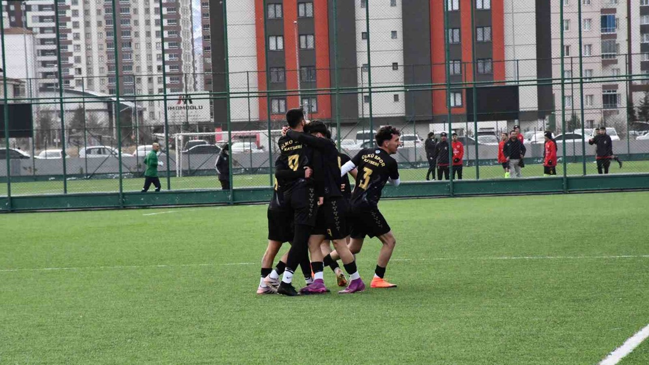 Kayseri Ülküspor lideri devirdi
