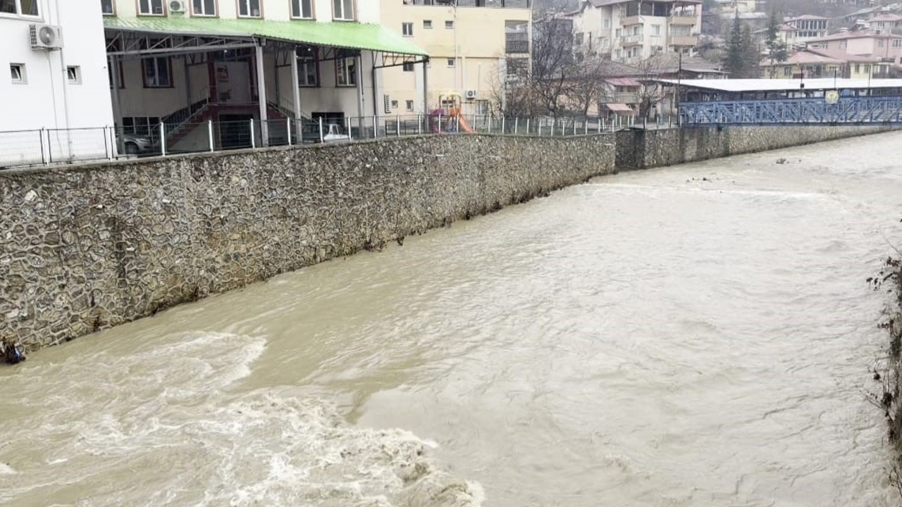 Adana’da kuruyan dereler yağışla coşmaya başladı
