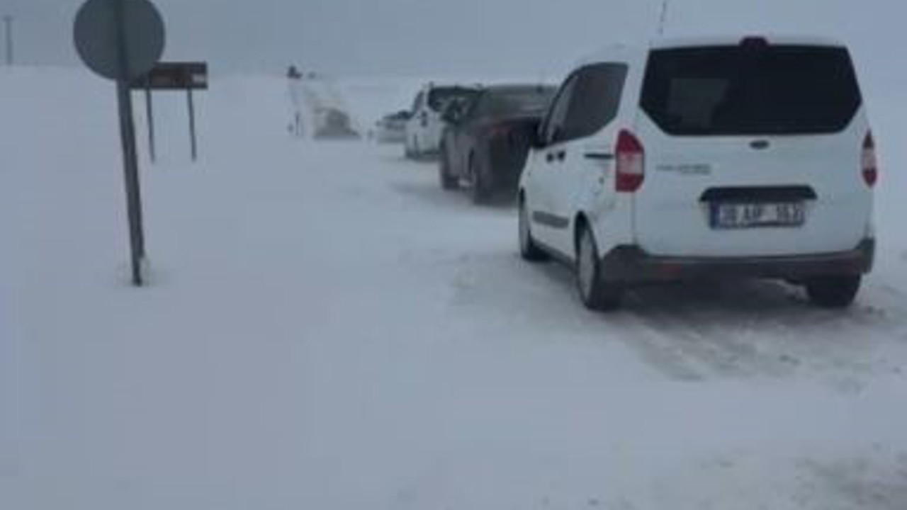 Sivas’ta etkili olan kar ve tipi, sürücülere zor anlar yaşattı
