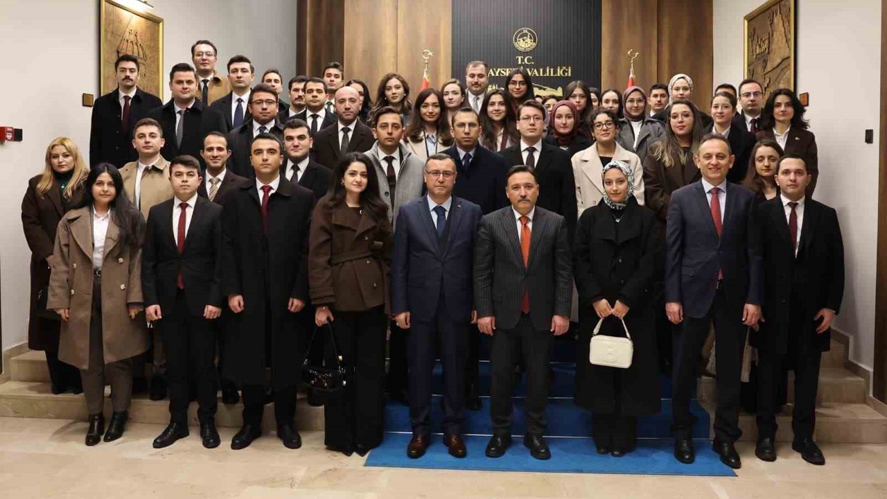 Vali Çiçek, hakim ve savcı yardımcılarıyla bir araya geldi
