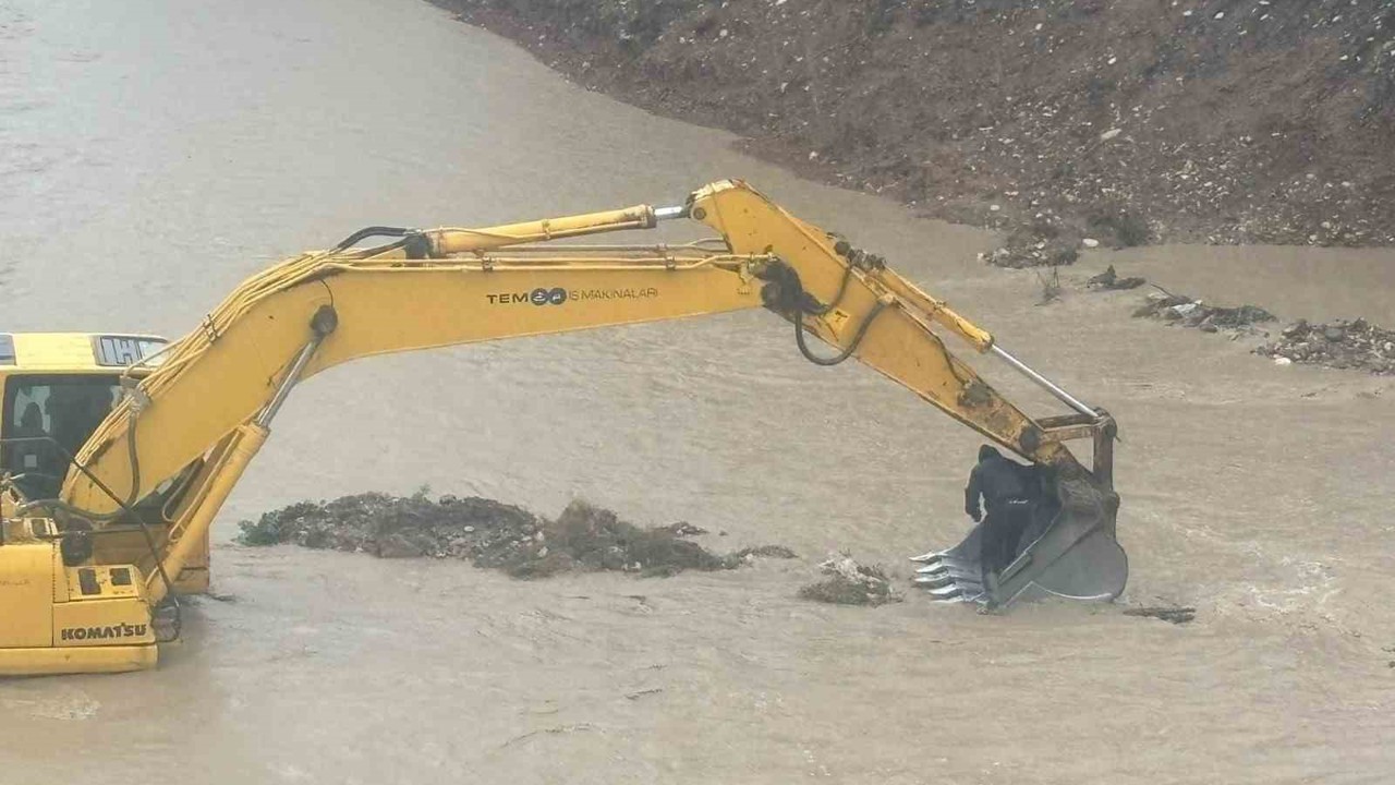 Mersin’de aracıyla çaya düşen sürücü kurtarıldı
