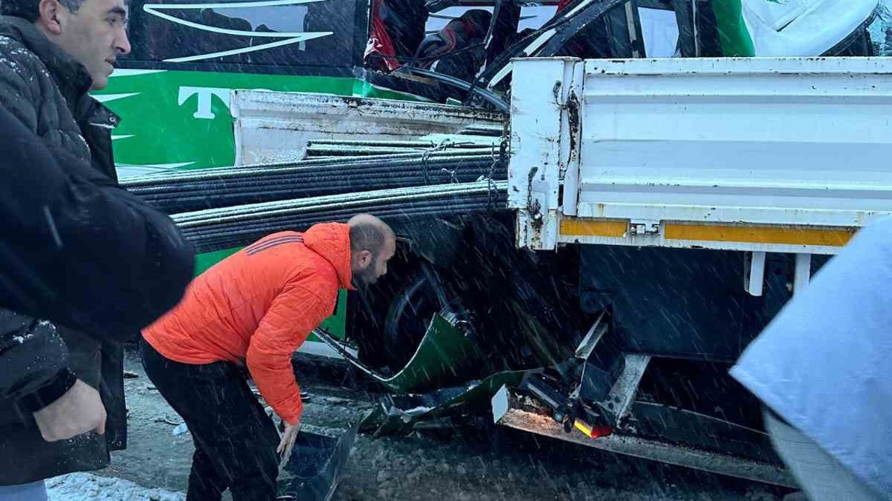 Karlı yolda kayan yolcu otobüsü tıra çarptı: 1’i ağır 12 yaralı
