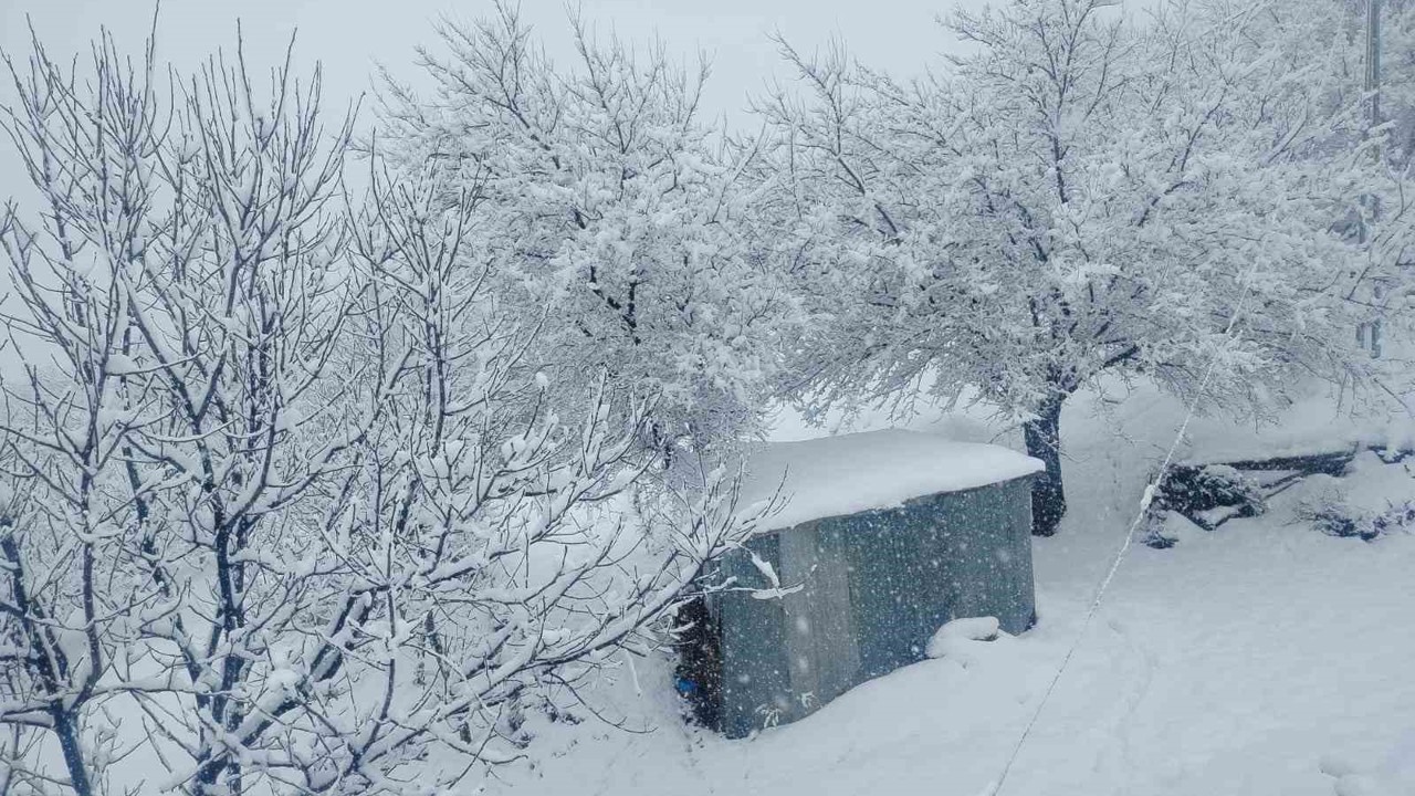 Pütürge’de kar kalınlığı 1 metreye yaklaştı
