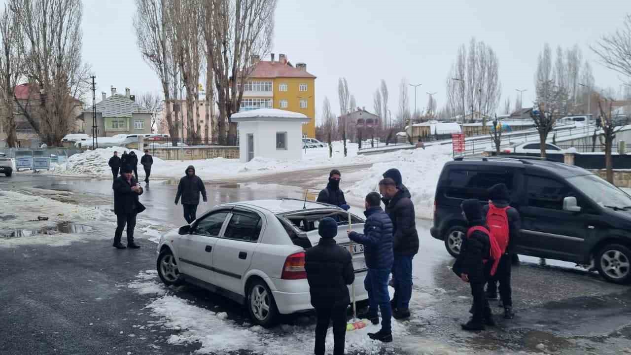 Muş’ta çatıdan düşen kar kütlesi otomobilde hasara yol açtı
