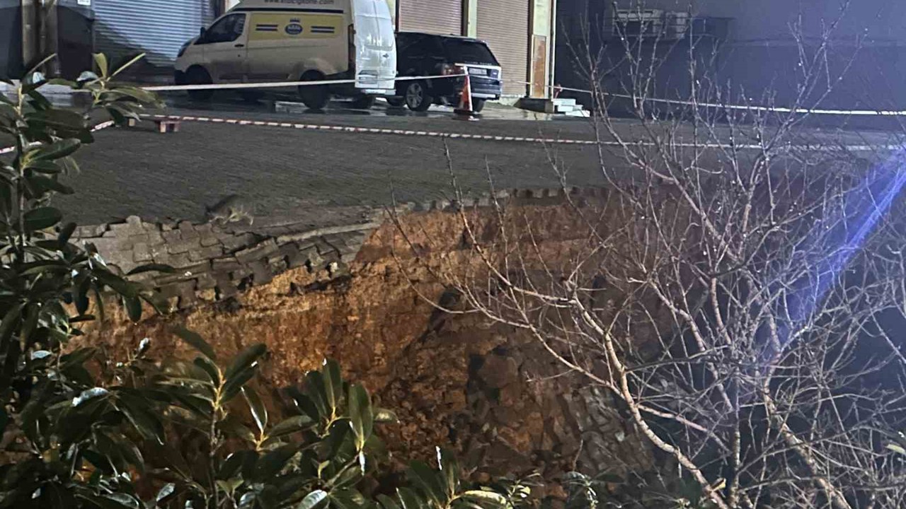 Sultanbeyli’de istinat duvarı aracın üzerine çöktü
