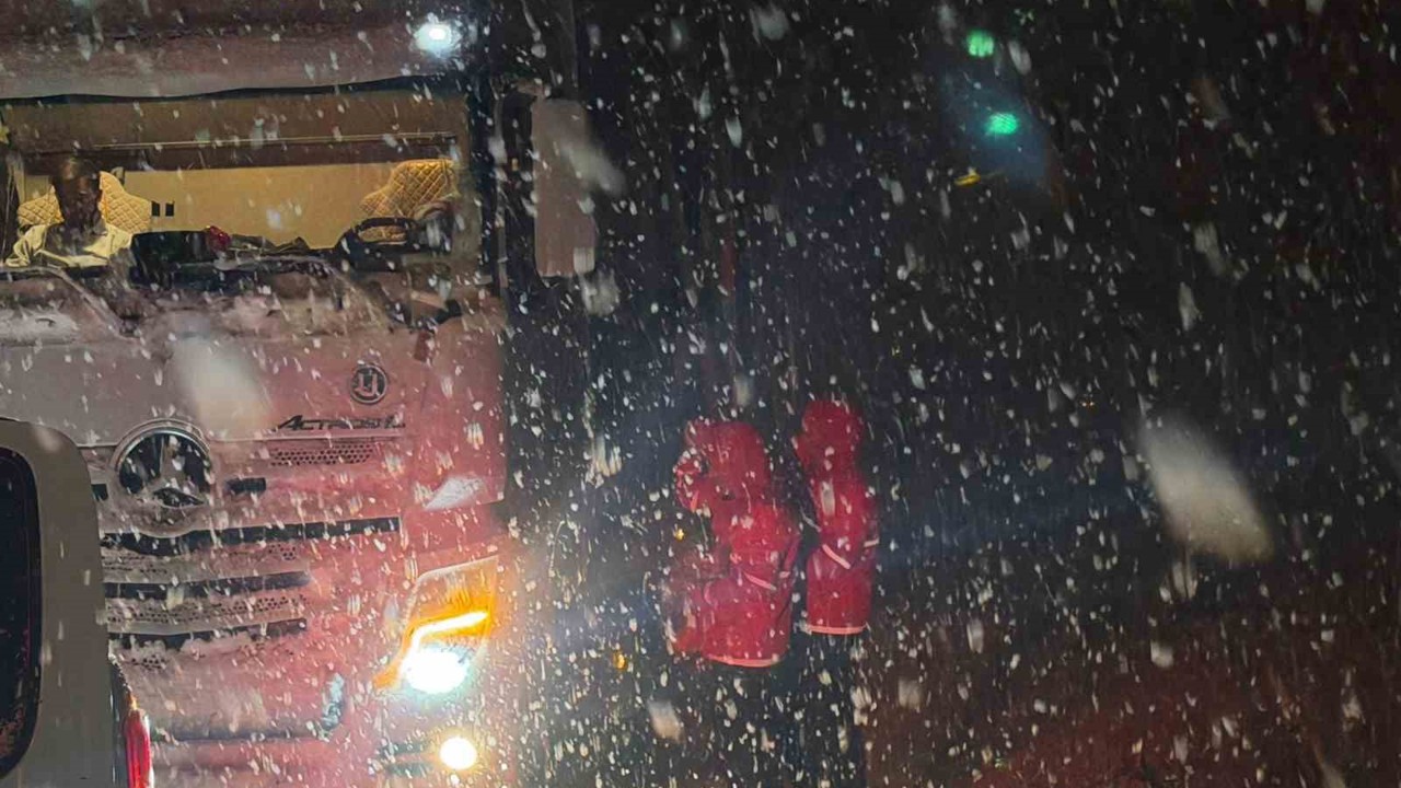 Muş’ta kar ve tipi: Yolda mahsur kalan 180 kişinin imdadına Kızılay yetişti
