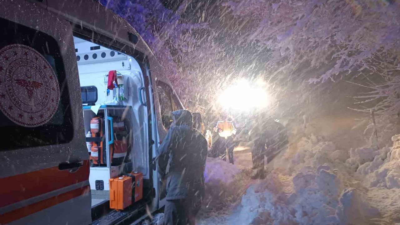 Malatya’da yolda mahsur kalan vatandaşları belediye ekipleri kurtardı
