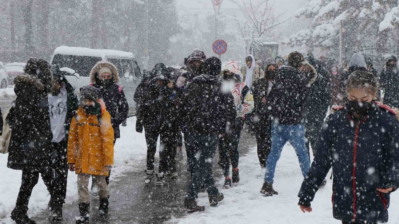 Çayırlı ve Kemah ilçelerinde eğitime bir gün ara verildi

