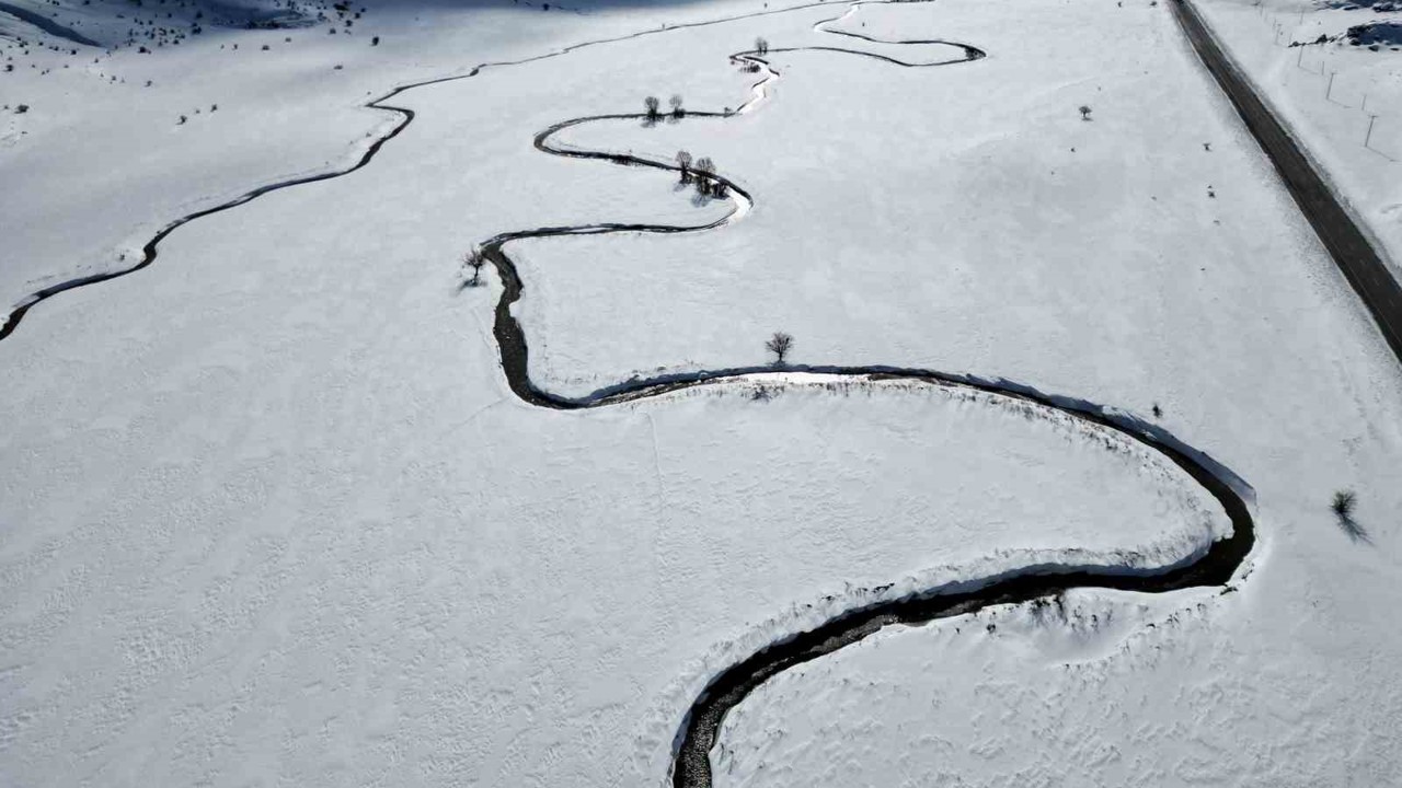Güzeldere mendereslerinin kar manzarası hayran bıraktı

