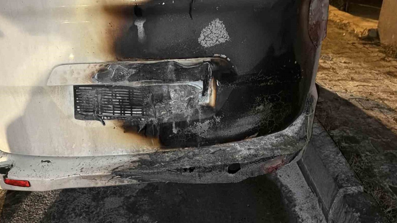 Arnavutköy’de park halindeki otomobil alev aldı: 2 araç kullanılamaz hale geldi
