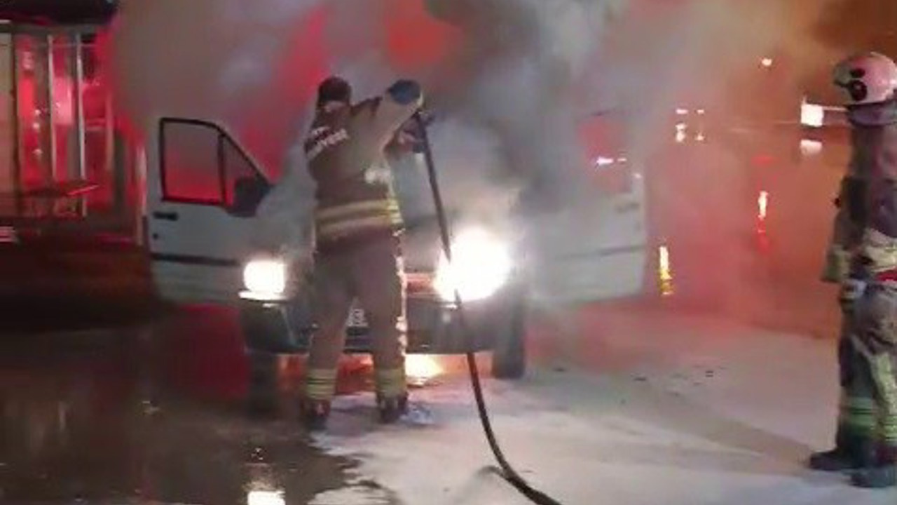 İskenderun’da seyir halindeki araç alevlere teslim oldu
