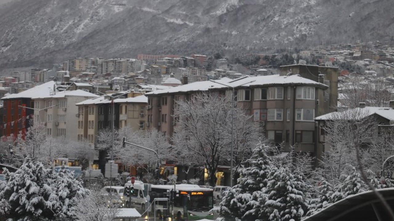 Bursa sabaha beyaz örtüyle uyandı..Ulaşımda aksamalar yaşandı
