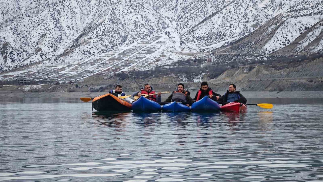 Tortum Gölü’nde kano üzerinde sazlı sözlü eğlence

